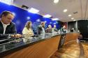Foto lateral da mesa de abertura do Fórum da Pessoa com Deficiência