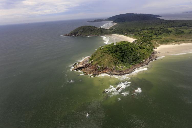 Foto panoramica da ilha do mel com destaque para o farol e as prais em sua volta.