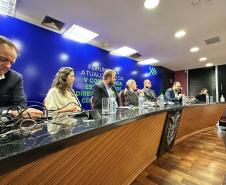 Foto lateral da mesa de abertura do Fórum da Pessoa com Deficiência