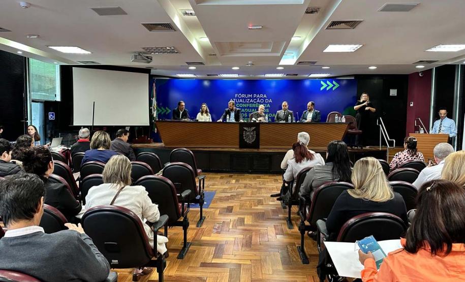 Foto ampla, mostrando o evento do Fórum da Pessoa com Deficiência