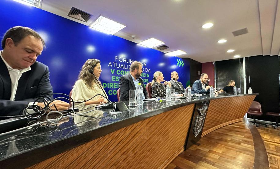 Foto lateral da mesa de abertura do Fórum da Pessoa com Deficiência